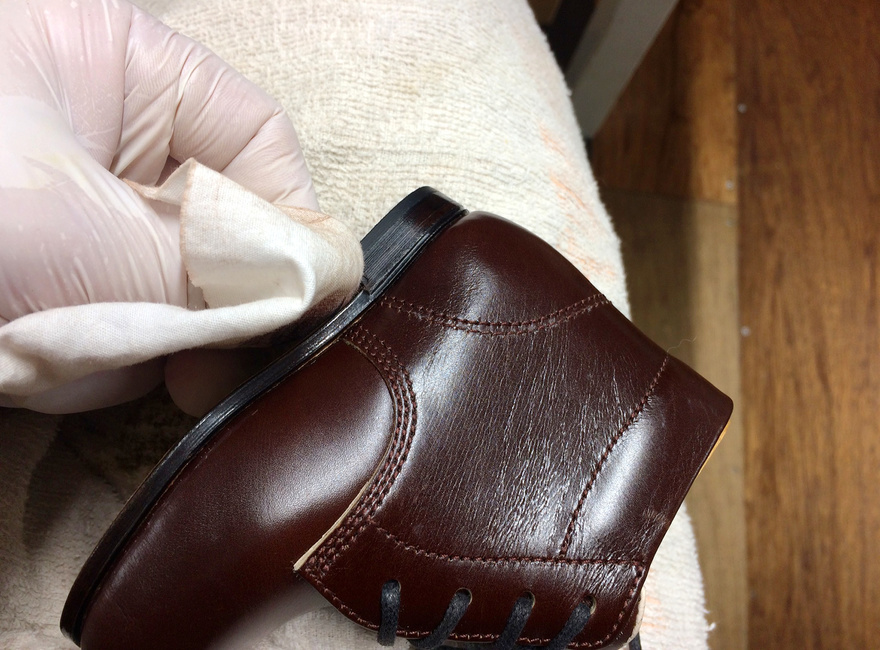 革のファーストシューズ 靴底を磨く工程