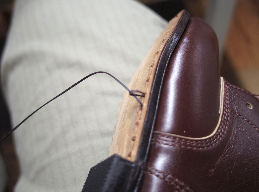 ファーストシューズの靴底 手縫いでの底付けの工程